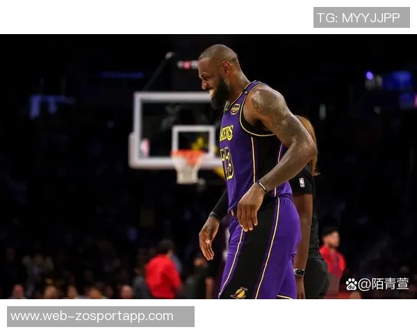 湖人训练场景曝光斯玛特紧逼八村里夫斯全力防守展现团队默契